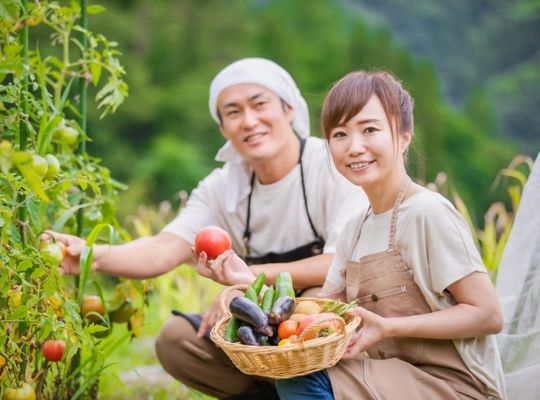 農業するカップル